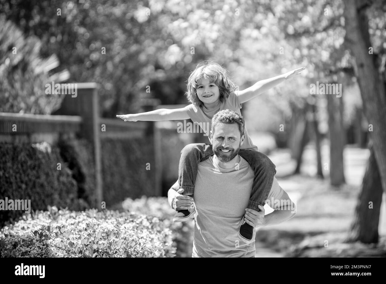 Glücklicher Vater mit Sohn, der gemeinsam im Park, der amerikanischen Familie, viel Spaß hat Stockfoto