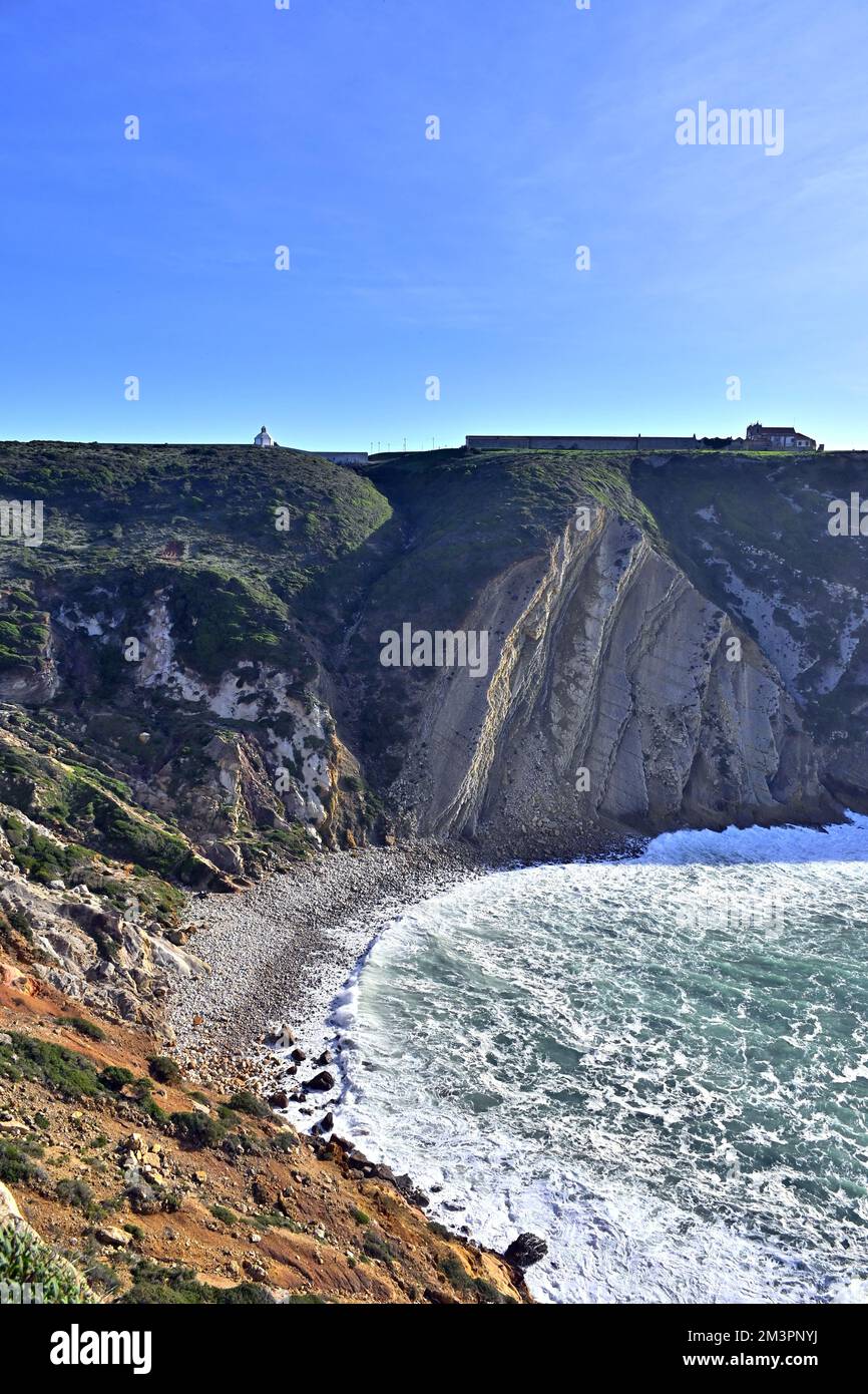 Dramatische Klippen am Kap Espichel an der Küste des Atlantischen Ozeans. Die Lage ist berühmt für den Schutzkomplex Portugal. Stockfoto