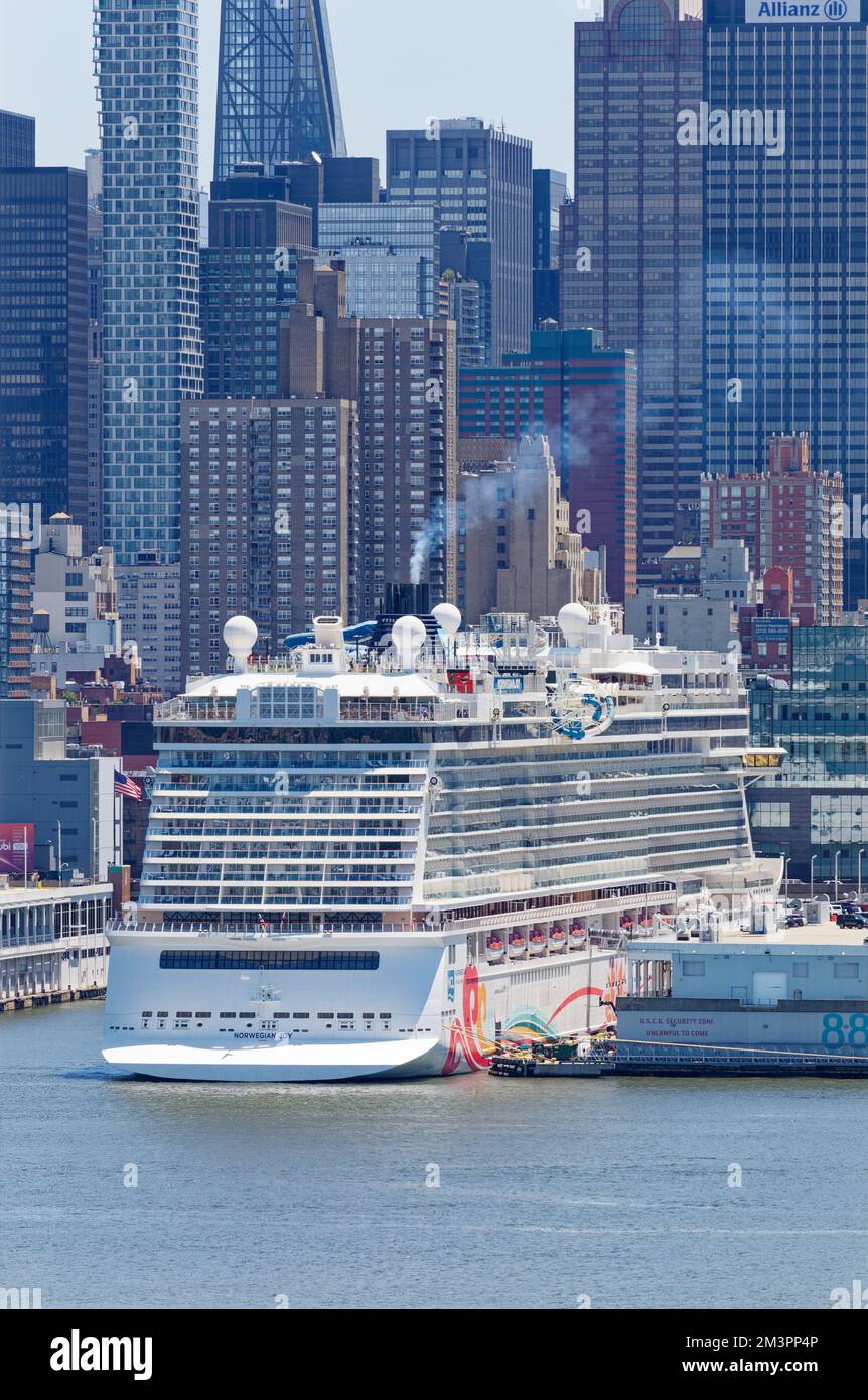 Norwegian Joy, ein Kreuzfahrtschiff der Norwegian Cruise Line, segelt im Sommer von NYC nach Bermuda, Bahamas, Karibik, Kanada und Neuengland. Stockfoto