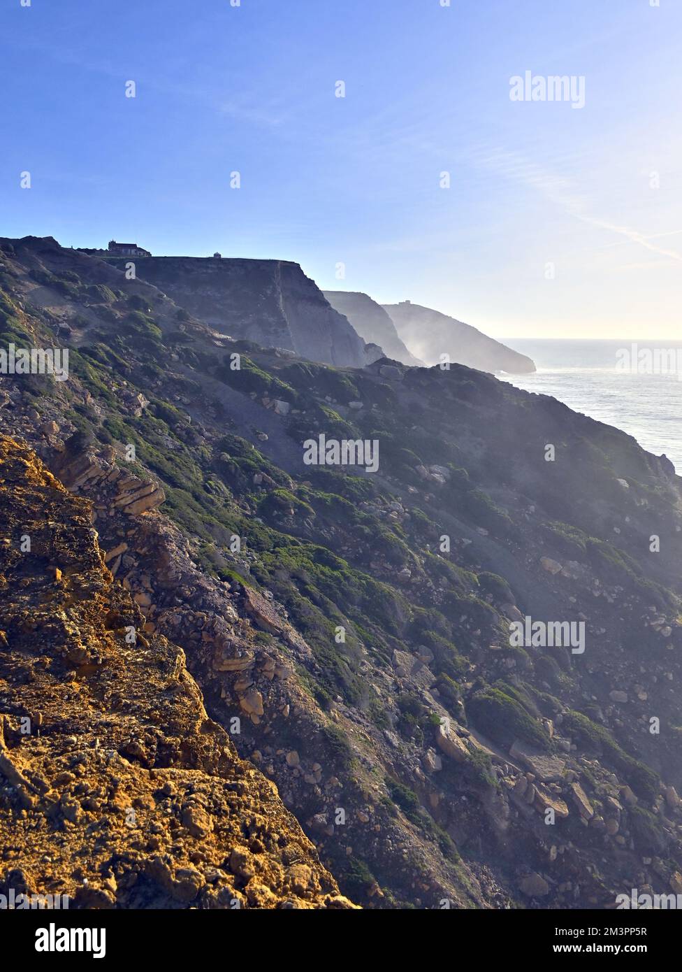 Dramatische Klippen am Kap Espichel an der Küste des Atlantischen Ozeans. Die Lage ist berühmt für den Schutzkomplex Portugal. Stockfoto
