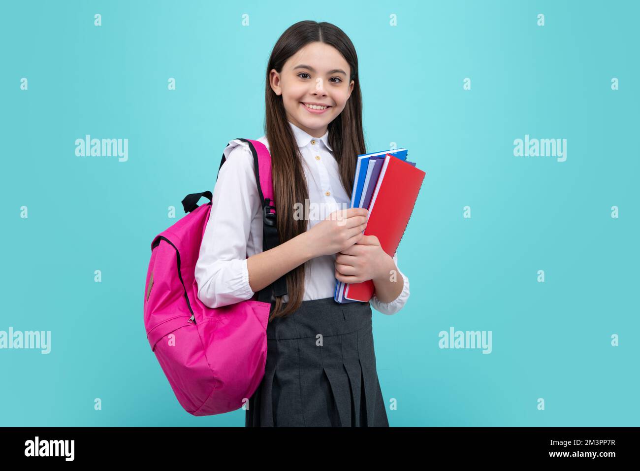 Schule Teenager Kind Mädchen 12, 13, 14 Jahre alt mit Schultasche Buch und Copybook. Teenager Schülerin Student, isoliert Hintergrund. Lernen und Stockfoto