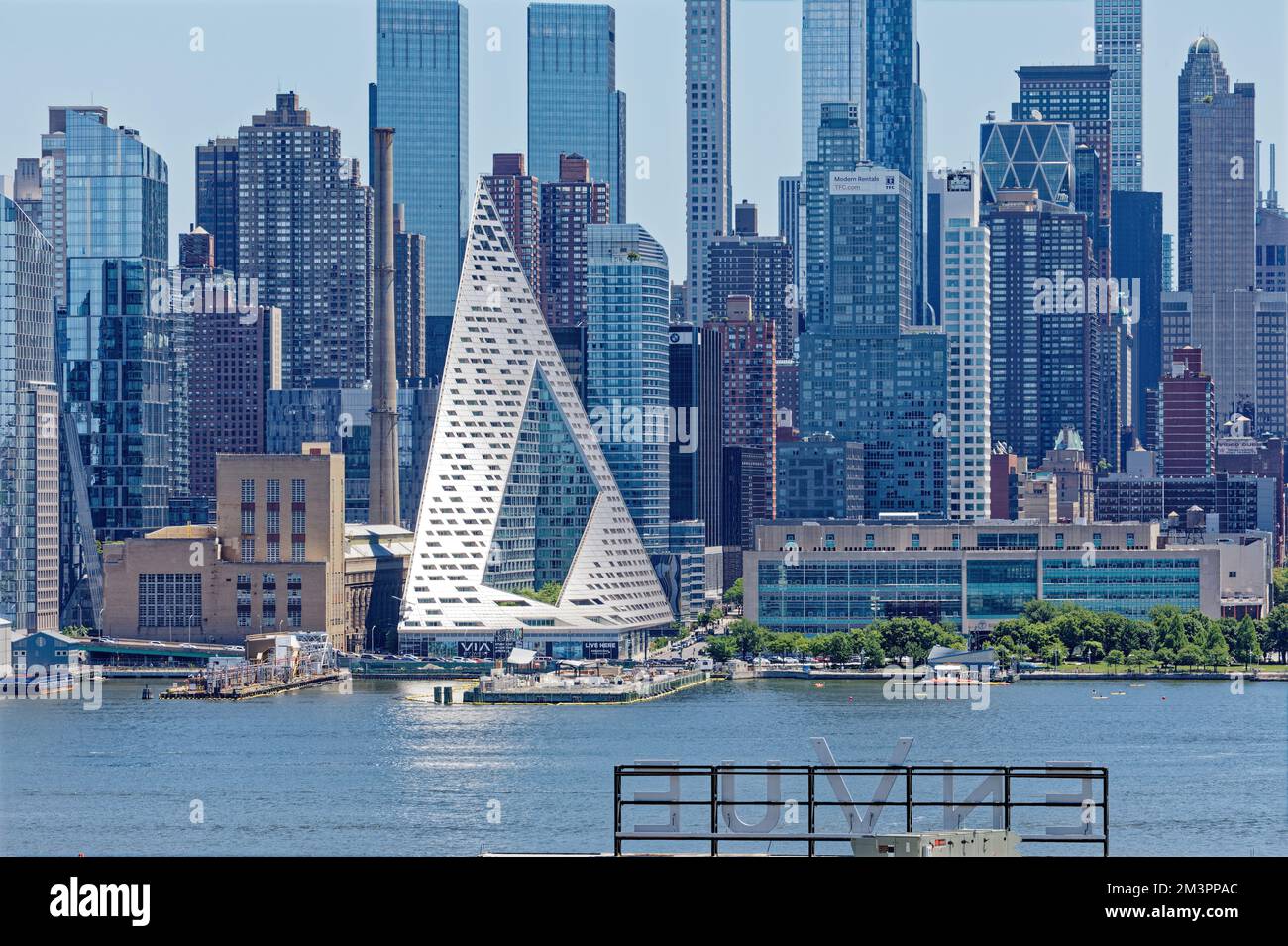 DIE VIA 57 West ist eine 34-stöckige Wohnanlage, die von der Bjarke Ingels Group (BIG) entworfen wurde. Die hohle Tetraeder-Form ist einzigartig in New York. Stockfoto