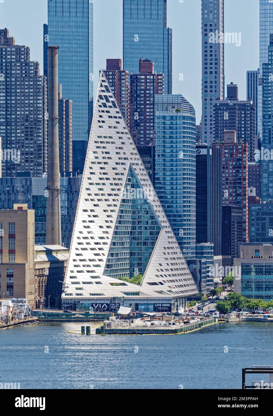 DIE VIA 57 West ist eine 34-stöckige Wohnanlage, die von der Bjarke Ingels Group (BIG) entworfen wurde. Die hohle Tetraeder-Form ist einzigartig in New York. Stockfoto