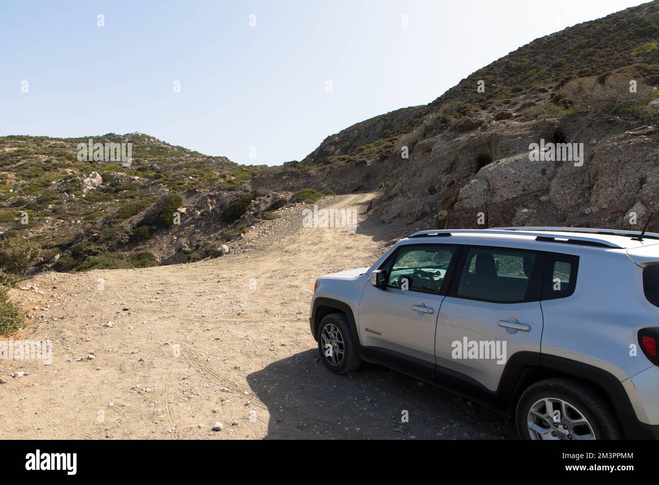 Urlaub mit Mietwagen. Geländewagen-Jeep Renegade auf einer unbefestigten Straße auf Rhodos Island. Griechenland. 09. Oktober 2022 Stockfoto