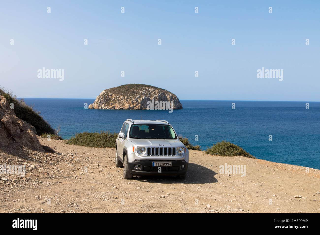 Urlaub mit Mietwagen. Geländewagen-Jeep Renegade auf einer unbefestigten Straße auf Rhodos Island. Griechenland. 09. Oktober 2022 Stockfoto