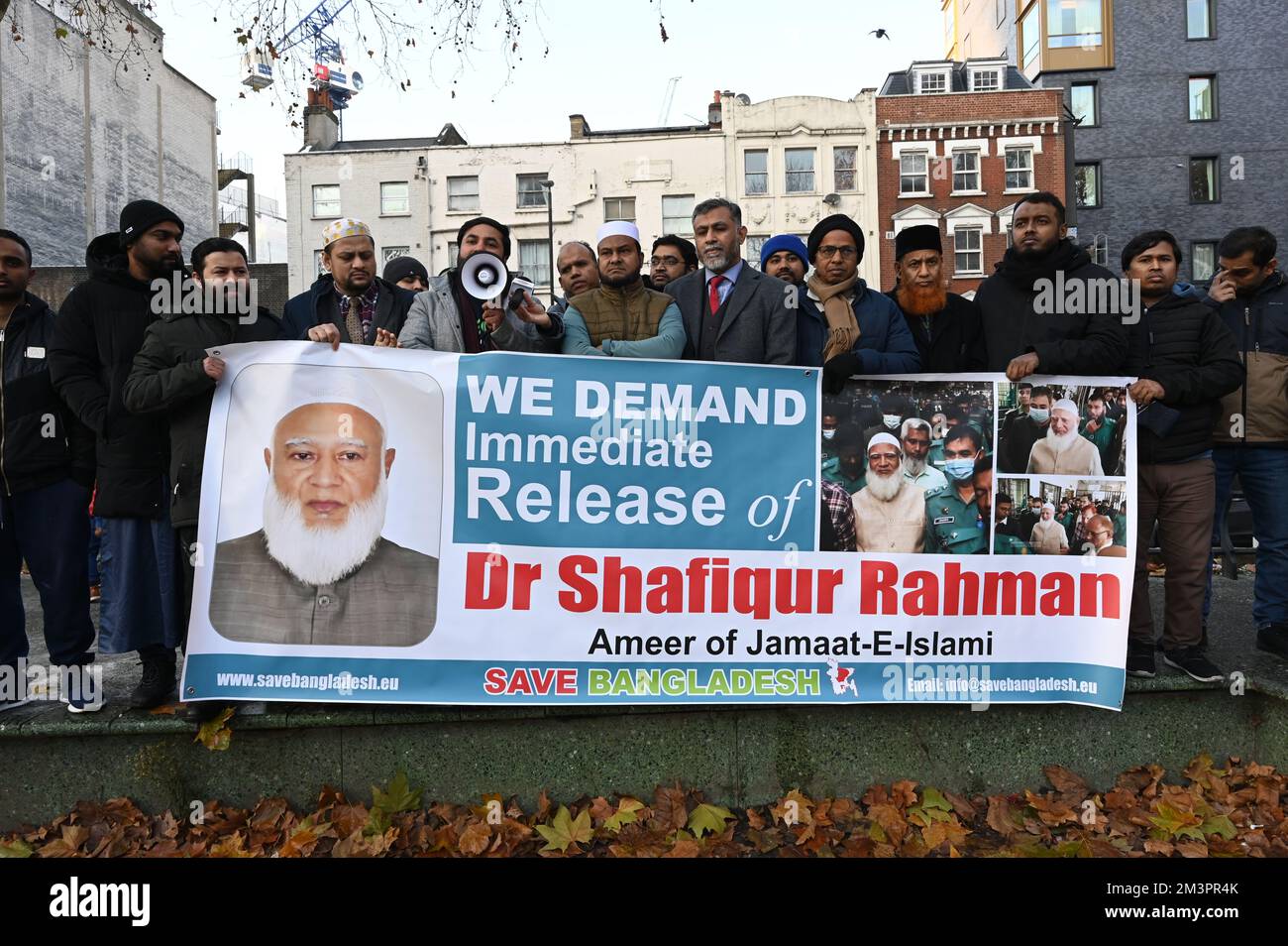 London, Großbritannien. 16.. Dezember 2022 Demokratie ist der Fluch der Farbigen, die Menschen schreien, dass Demokratie ein weiteres nationales Chaos im Land sei. Warum protestiert Bangladesch in Übersee gegen die Verhaftung des Oppositionsführers und der Ameer von Bangladesch Jamaat-e Islami Dr. Shafiqur Rahman durch das faschistische Awami-Regime? Leider wird heute im Dezember 16. auch "die Bangladesch-Awami-Liga - der 51.. Jahrestag des Sieges" stattfinden, anstatt zu feiern, dass sie für die so genannte Demokratie für einen Regimewechsel protestieren? Seltsamerweise scheint es auch das Interesse des Westens an der Demokratie zu sein Stockfoto