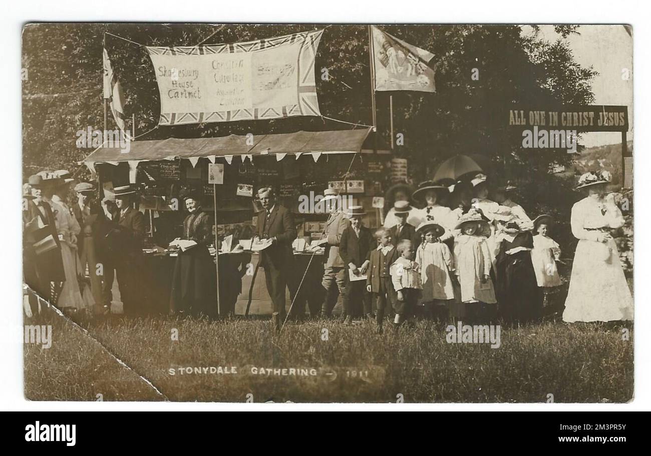 Antikes Foto der Sonntagsschule in Cartmel, die in einem Feld in Cartmel im Lake District, Großbritannien, stattfand. Versammlung der viktorianischen Kirche Stockfoto
