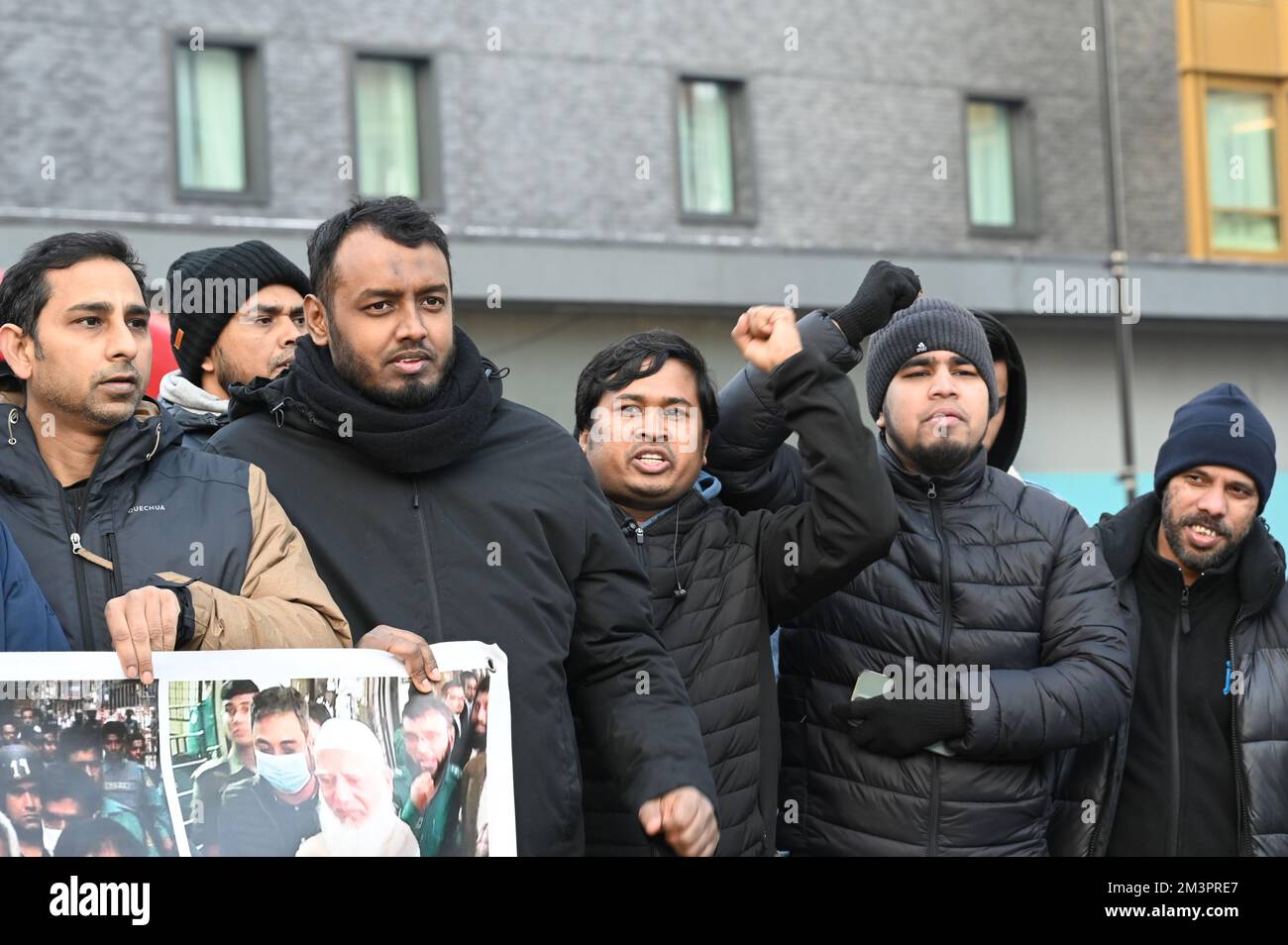 London, Großbritannien. 16.. Dezember 2022 Demokratie ist der Fluch der Farbigen, die Menschen schreien, dass Demokratie ein weiteres nationales Chaos im Land sei. Warum protestiert Bangladesch in Übersee gegen die Verhaftung des Oppositionsführers und der Ameer von Bangladesch Jamaat-e Islami Dr. Shafiqur Rahman durch das faschistische Awami-Regime? Leider wird heute im Dezember 16. auch "die Bangladesch-Awami-Liga - der 51.. Jahrestag des Sieges" stattfinden, anstatt zu feiern, dass sie für die so genannte Demokratie für einen Regimewechsel protestieren? Seltsamerweise scheint es auch das Interesse des Westens an der Demokratie zu sein Stockfoto