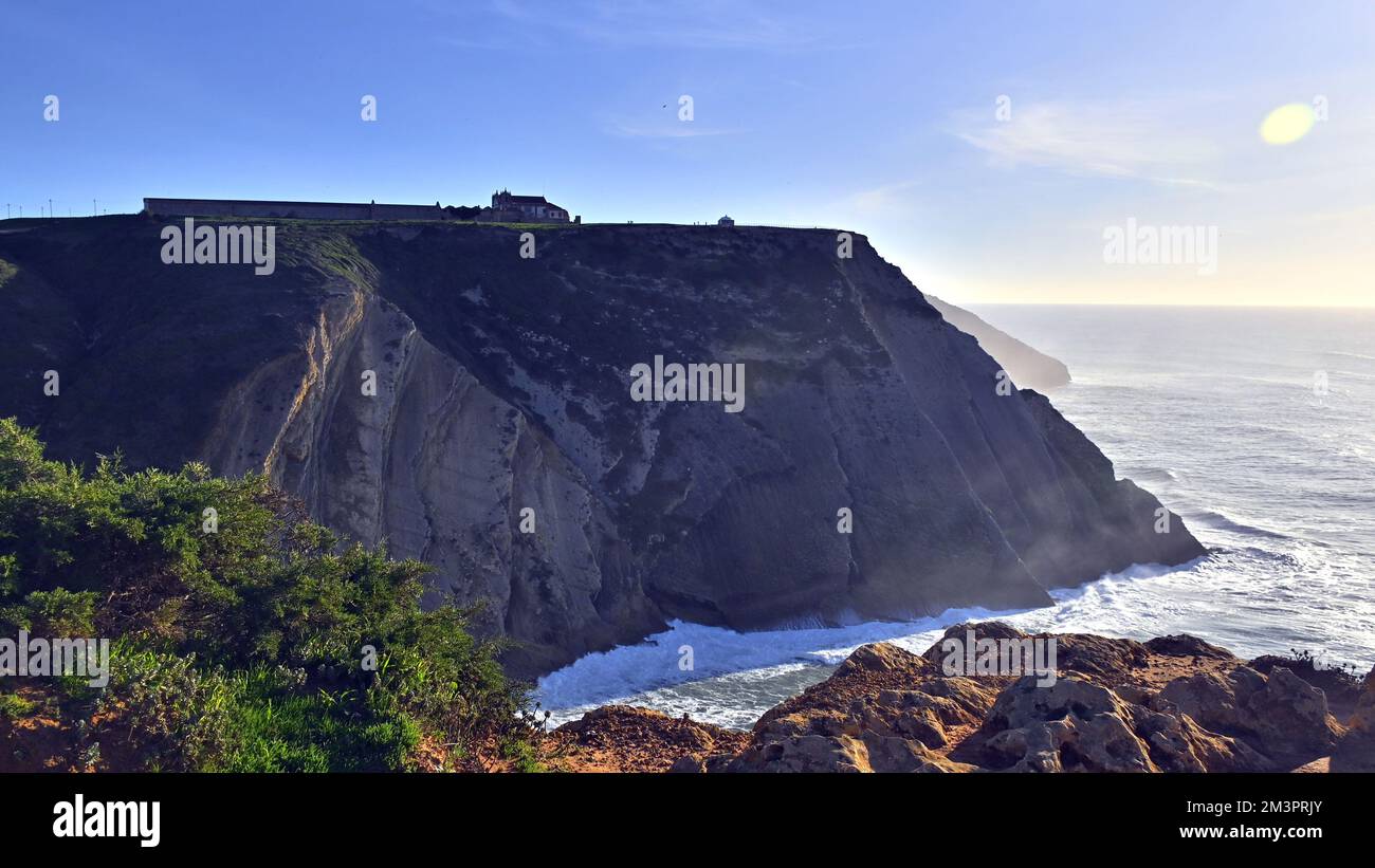 Dramatische Klippen am Kap Espichel an der Küste des Atlantischen Ozeans. Die Lage ist berühmt für den Schutzkomplex Portugal. Stockfoto