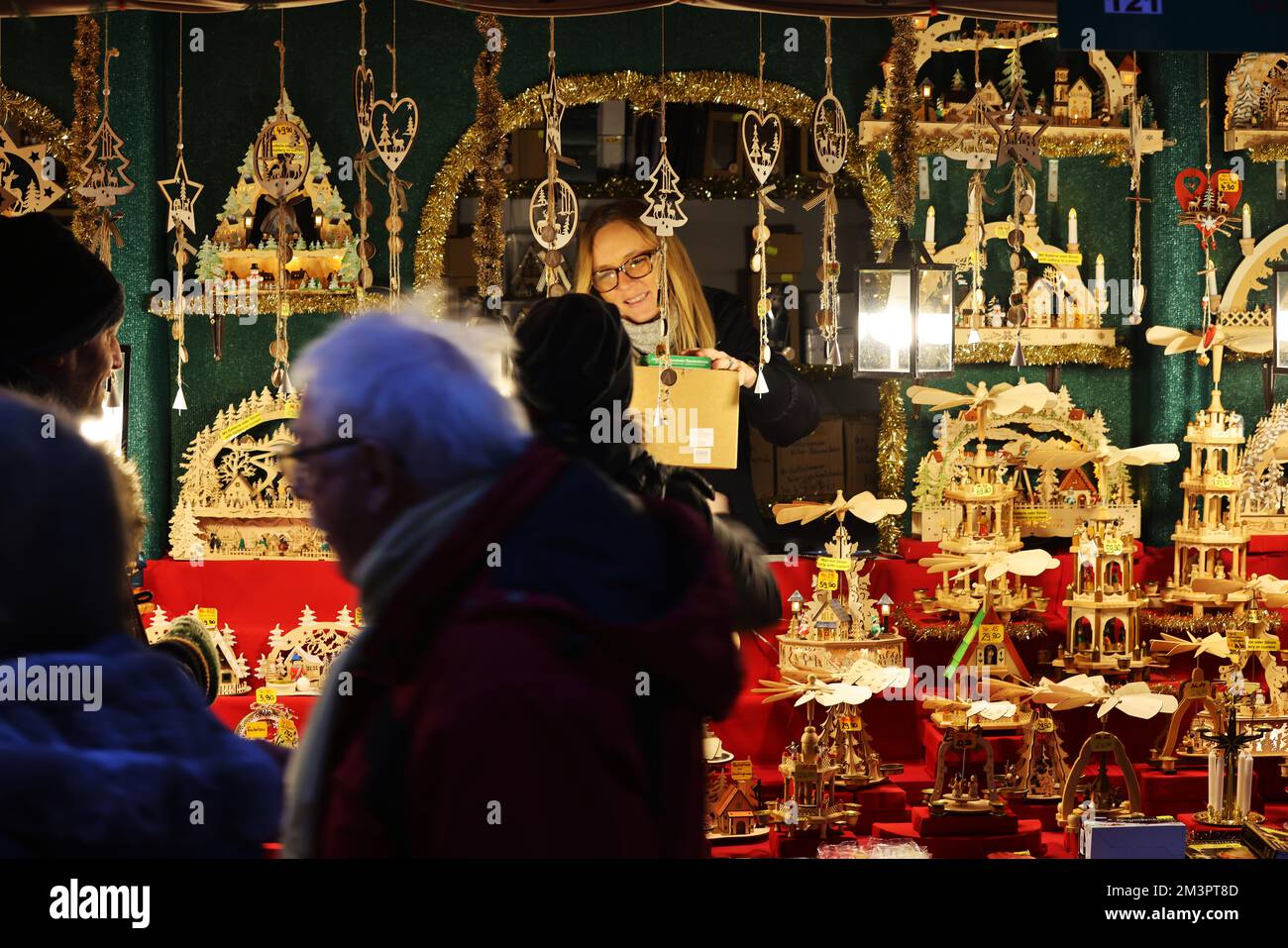 Pyramide, Holz, Christkindlmarkt, Weihnachtshaus, Marktstand, , Nürnberg, Nürnberger Weihnachtsmarkt, Nürnberger Christkindlesmarkt, Engel, Anhänger, Stockfoto