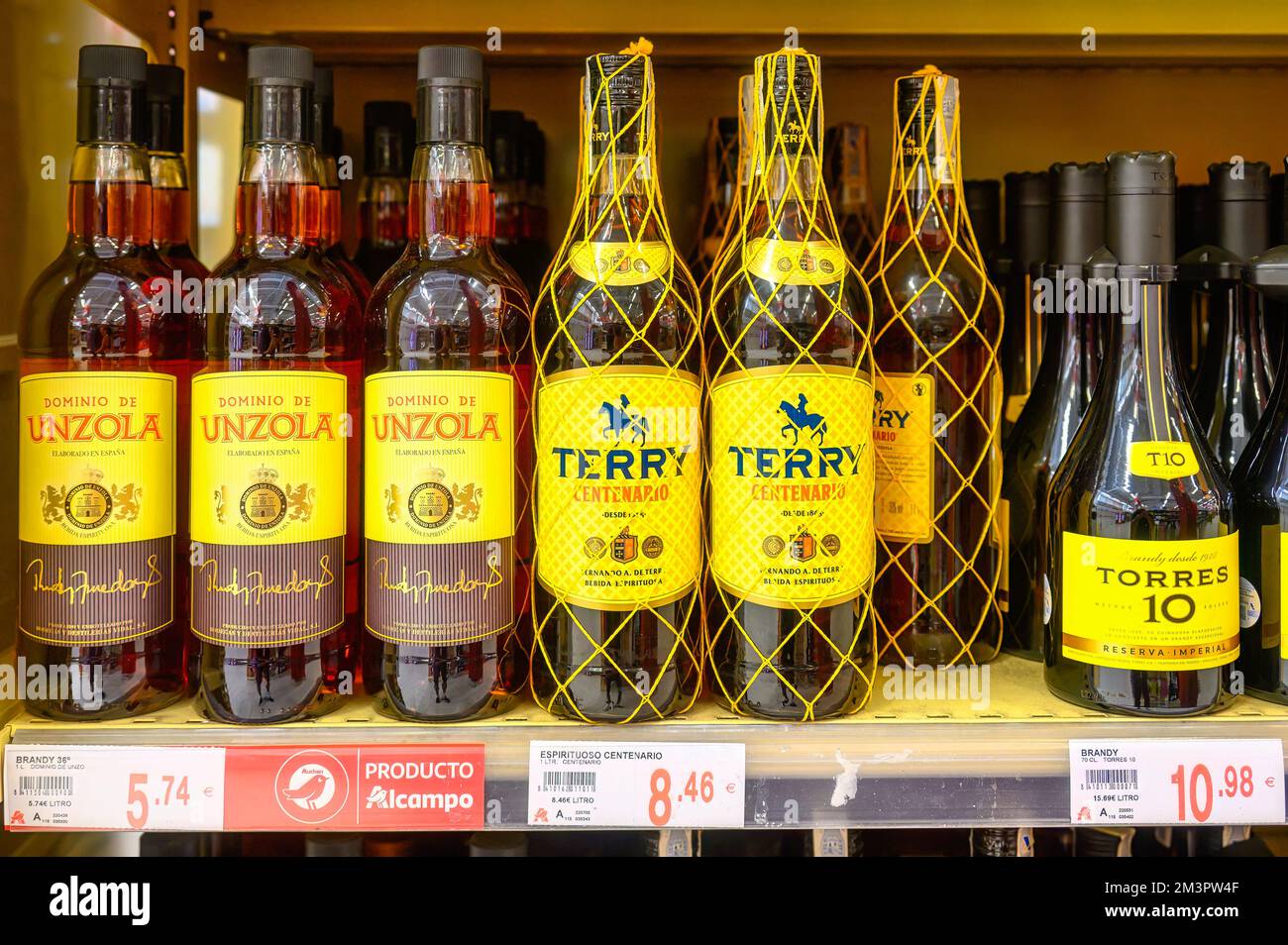 Einkaufszentrum Plaza Mar 2 in Alicante, Spanien: Flaschen Terry Centenario Brandy sind ausgestellt Stockfoto