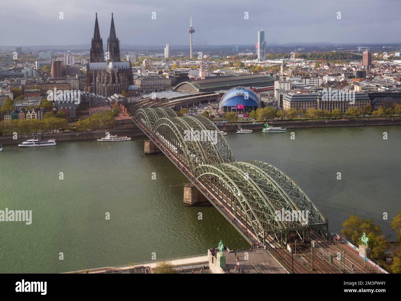 Blick auf Köln und den Rhein mit der Hohenzollerbrücke und dem Kölner Dom von der Aussichtsplattform des Kölner Dreiecks Stockfoto