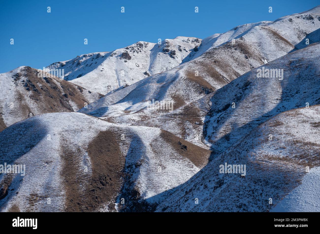 Leicht schneebedeckte Berge. Stockfoto