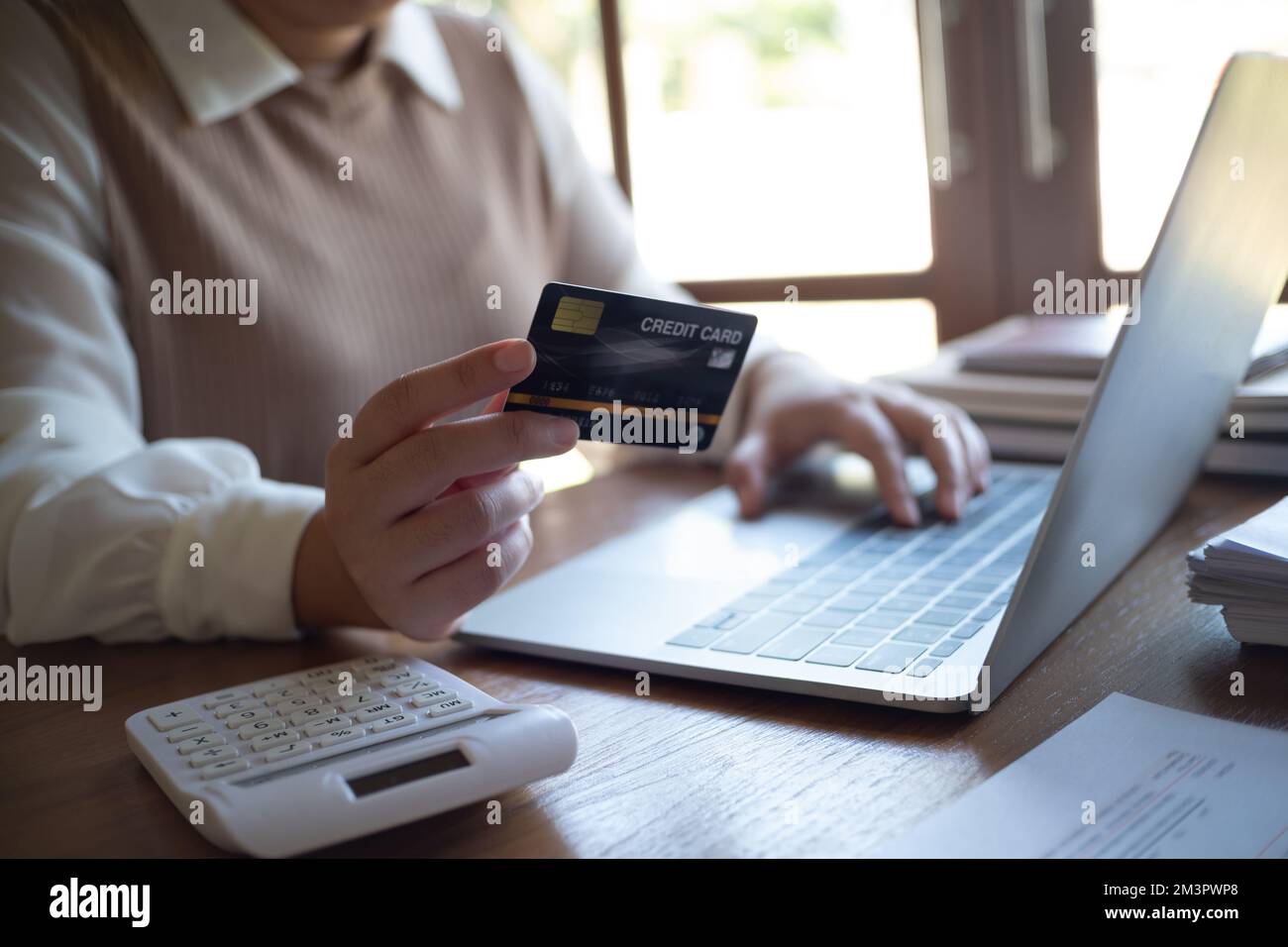 Frauen kaufen online mit Kreditkartenzahlungen über Laptop, Online-Shopping und Online-Banking-Konzept Stockfoto