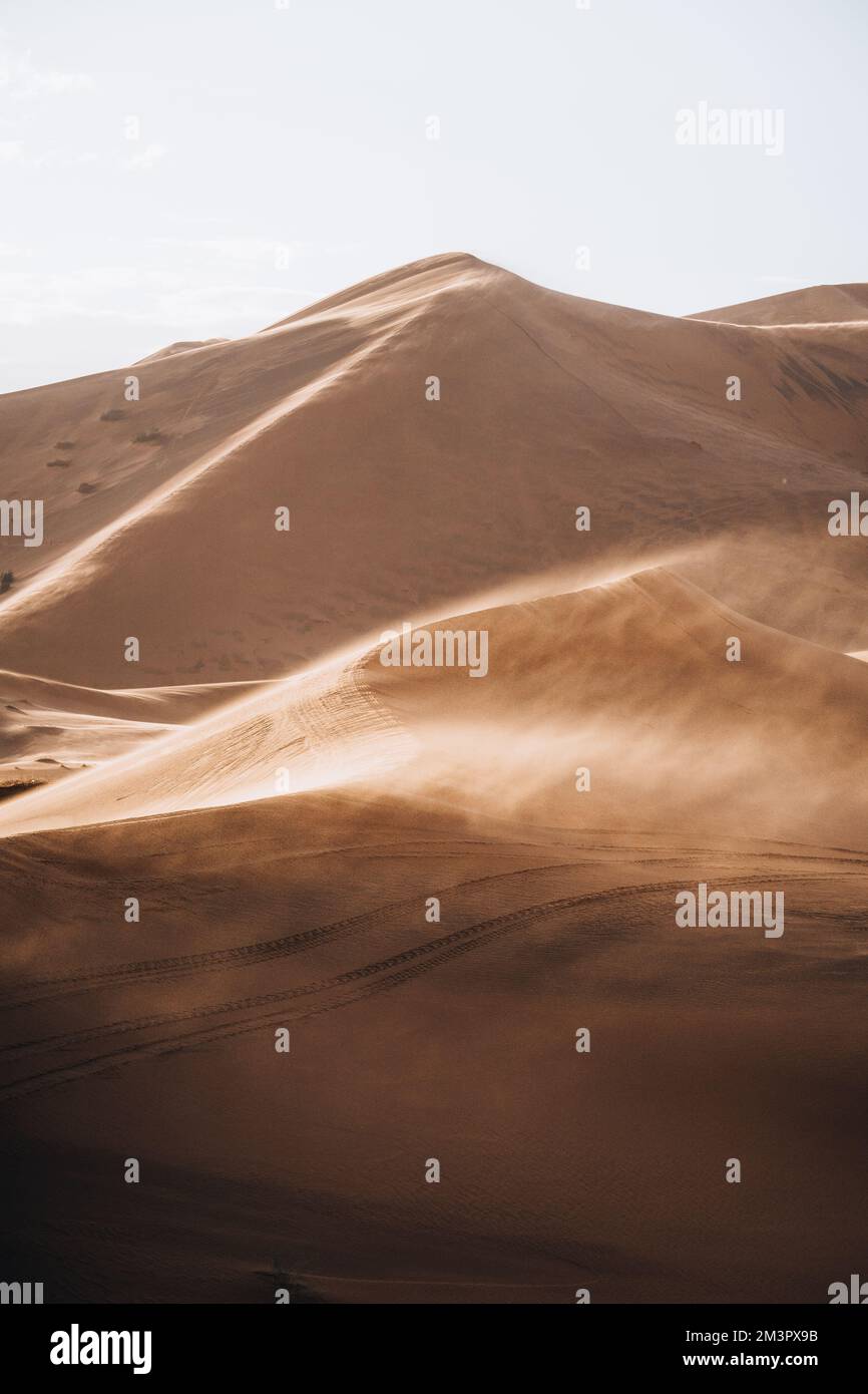 Sandtextur in Marokko, Sahara, Merzouga-Wüste, Porträt-orientiert Stockfoto