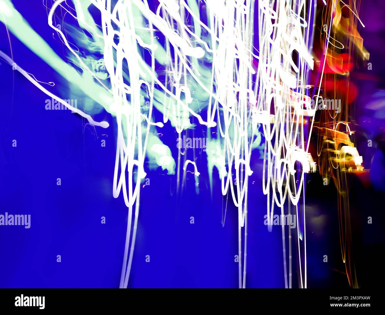Leuchtendes Neon leuchtet verschwommener Hintergrund im Weltraum. Stockfoto