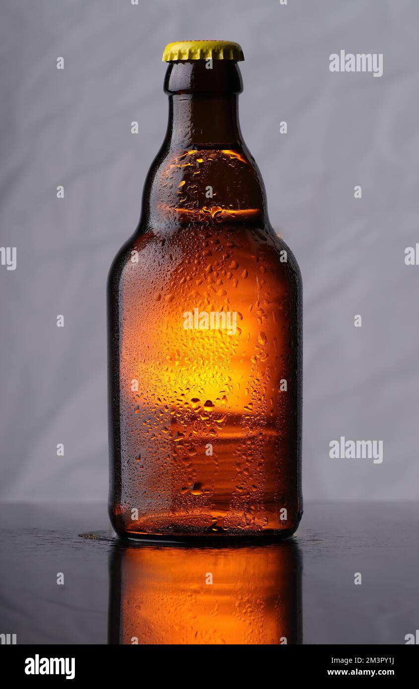 Kleine Flasche mit Bier auf weißem Hintergrund Stockfotografie - Alamy