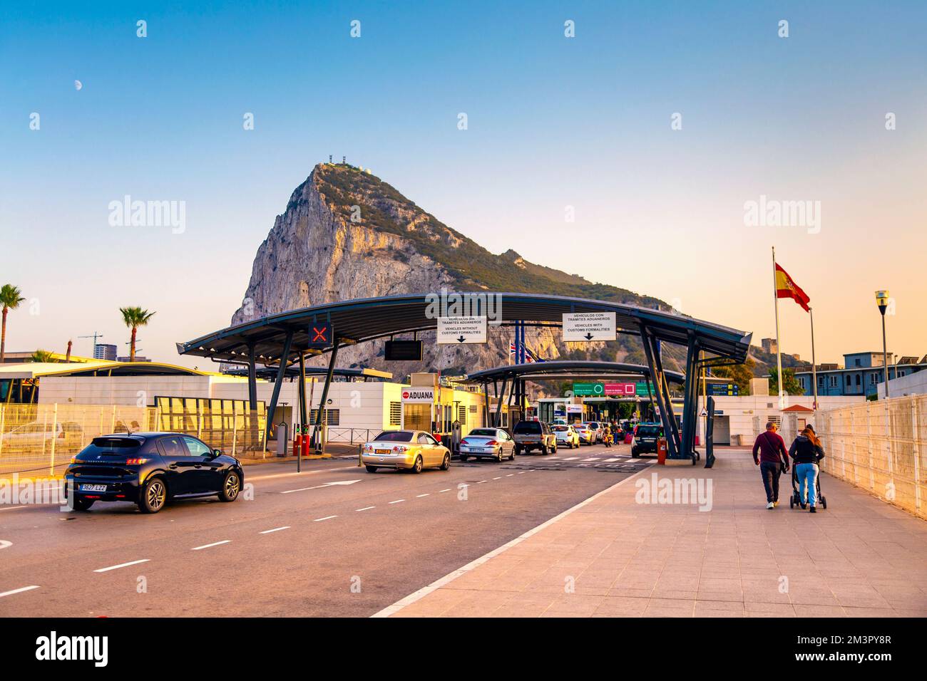 Spanische Seite des Grenzübergangs von Gibraltar mit dem Felsen von Gibraltar im Hintergrund, Gibraltar Stockfoto