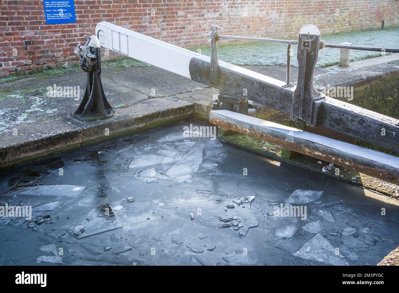 Stourport-on-Severn, Großbritannien. Dezember 2022. Wetter in Großbritannien: Eis überall, da es in den Midlands immer noch frostige Bedingungen gibt. Das Wasser im wunderschönen Yachthafen der Stadt ist fest gefroren und die Boote in Stourport-on-Severn fahren heute nirgendwo hin. Quelle: Lee Hudson/Alamy Live News Stockfoto