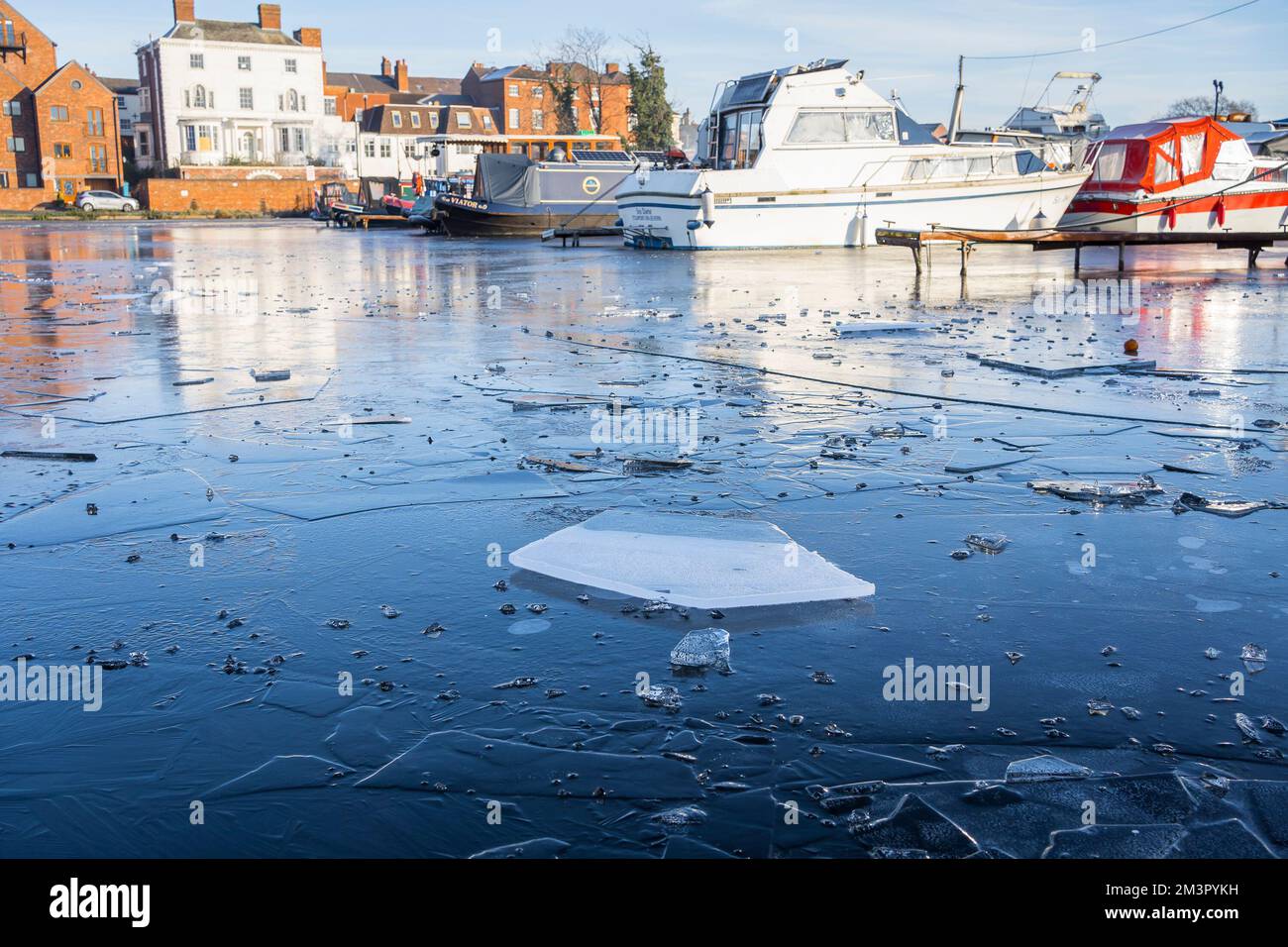 Stourport-on-Severn, Großbritannien. 16.. Dezember 2022. Wetter im Vereinigten Königreich: Überall Eis, da es in den Midlands immer noch eiskalt ist. Das Wasser im Yachthafen ist fest gefroren in Stourport-on-Severn und die Boote fahren nirgendwo hin. Kredit: Lee Hudson/Alamy Live News Stockfoto