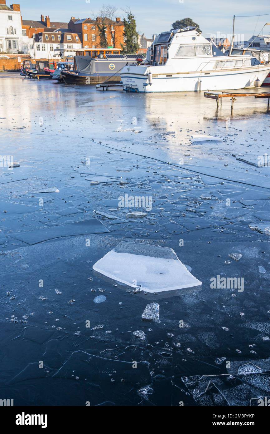 Stourport-on-Severn, Großbritannien. 16.. Dezember 2022. Wetter im Vereinigten Königreich: Überall Eis, da es in den Midlands immer noch eiskalt ist. Das Wasser im Yachthafen ist fest gefroren in Stourport-on-Severn und die Boote fahren nirgendwo hin. Kredit: Lee Hudson/Alamy Live News Stockfoto