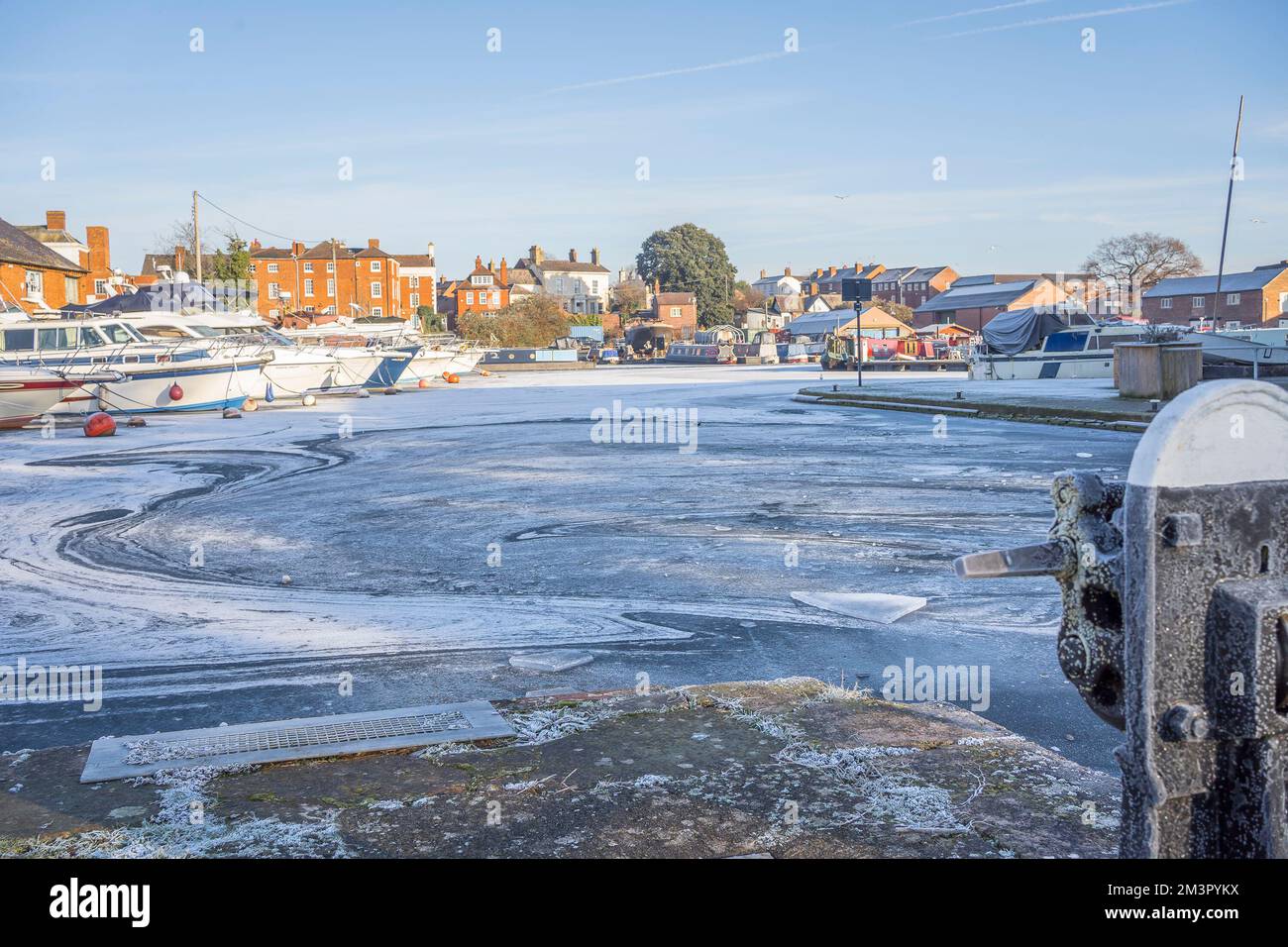 Stourport-on-Severn, Großbritannien. Dezember 2022. Wetter in Großbritannien: Eis überall, da es in den Midlands immer noch frostige Bedingungen gibt. Das Wasser im Yachthafen ist fest gefroren in Stourport-on-Severn und Boote fahren heute nirgendwo hin. Quelle: Lee Hudson/Alamy Live News Stockfoto
