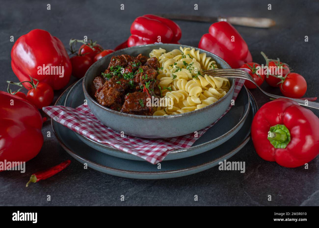 Ungarischer Gulasch mit Nudeln Stockfoto