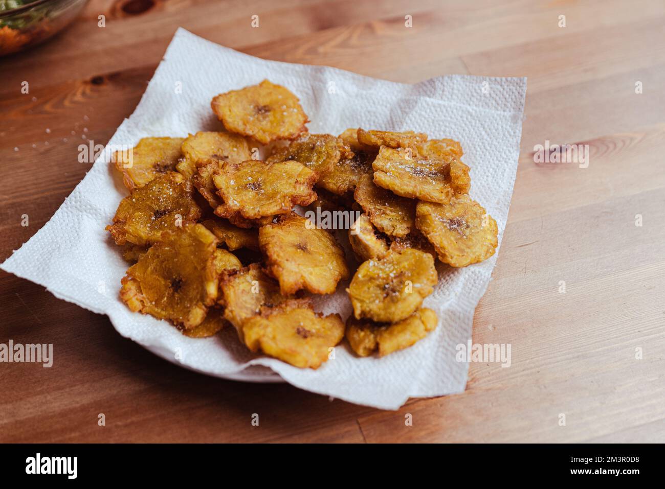 Gebratene Scheiben reifer Mehlbananen-Chips , traditionelle und beliebte Snacks und Beilagen in Mittel- und Südamerika, fotografiert über Kopf auf Leiste Stockfoto