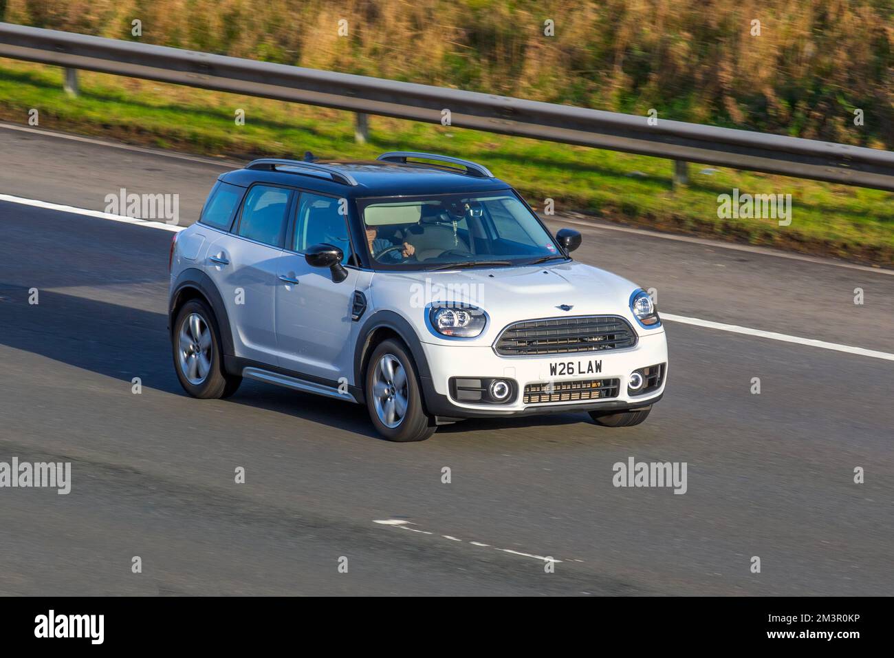 2020 White MINI COUNTRYMAN COOPER SPORT, 1499cc Benzinmotor, 6-Gang-Schaltgetriebe; Fahren auf der Autobahn M6, Großbritannien Stockfoto