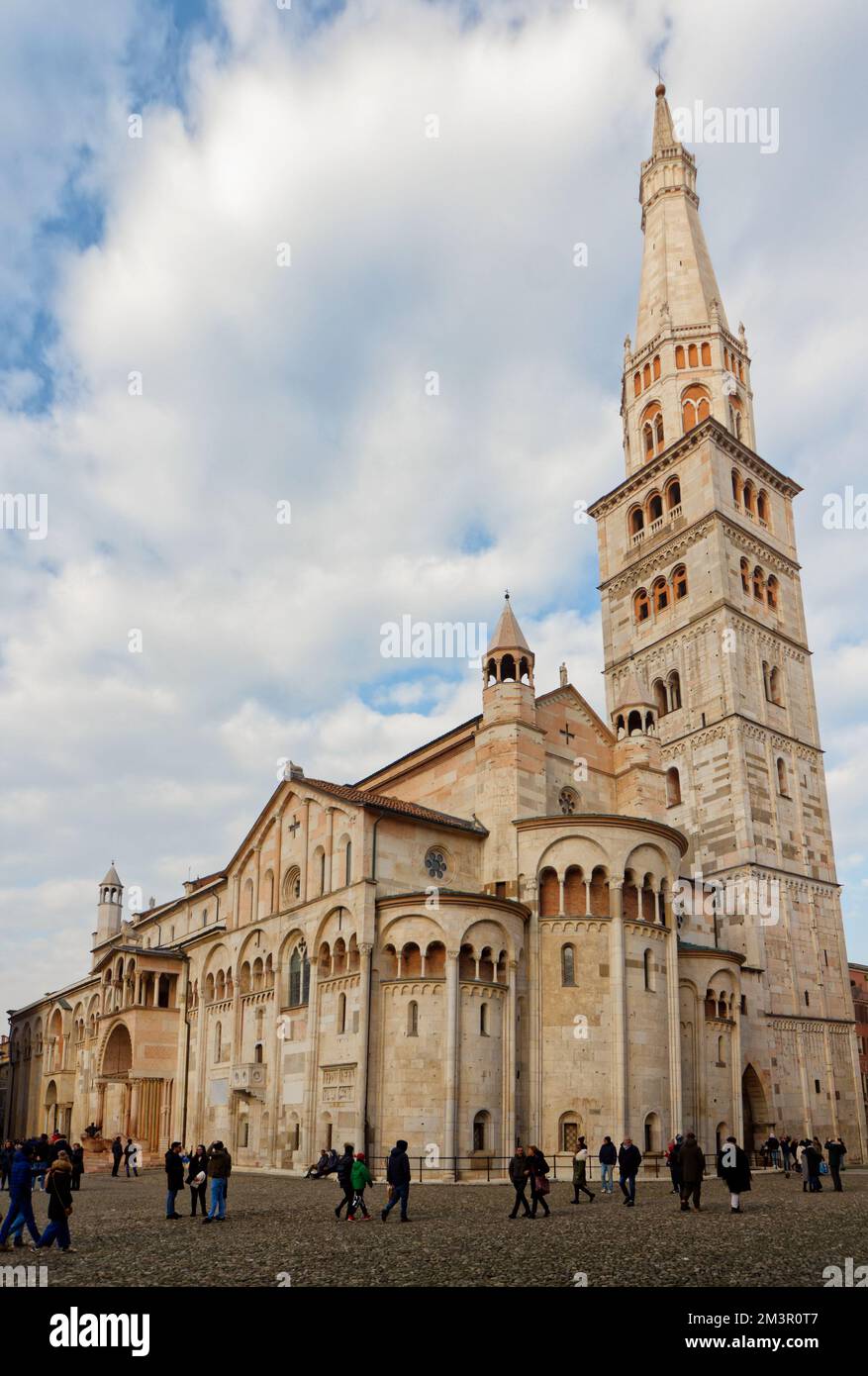 Romanische Modena-Kathedrale (Dom, gewidmet der Himmelfahrt der Jungfrau und des Heiligen Geminianus - Gebäude begann 1099) mit der Ghirlandina Stockfoto