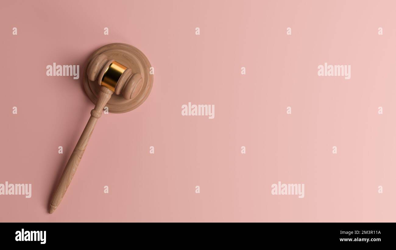 Ein hölzerner Hammer und eine Soundboard-3D-Abbildung, isoliert auf rosa mattem Papier, mit Platz für Text, rechtliche Schritte oder Rechtsbegriffe Stockfoto