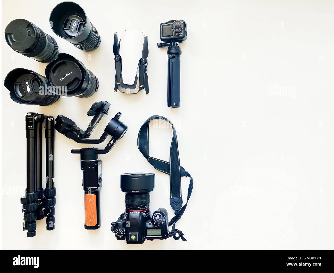 USA - 2022: Flache Laienzusammensetzung mit Ausrüstung für professionelle Fotografen auf weißem Tischhintergrund. Gimbal, Objektiv, Drohne, Stativ, Kamera, Maßnahme c Stockfoto
