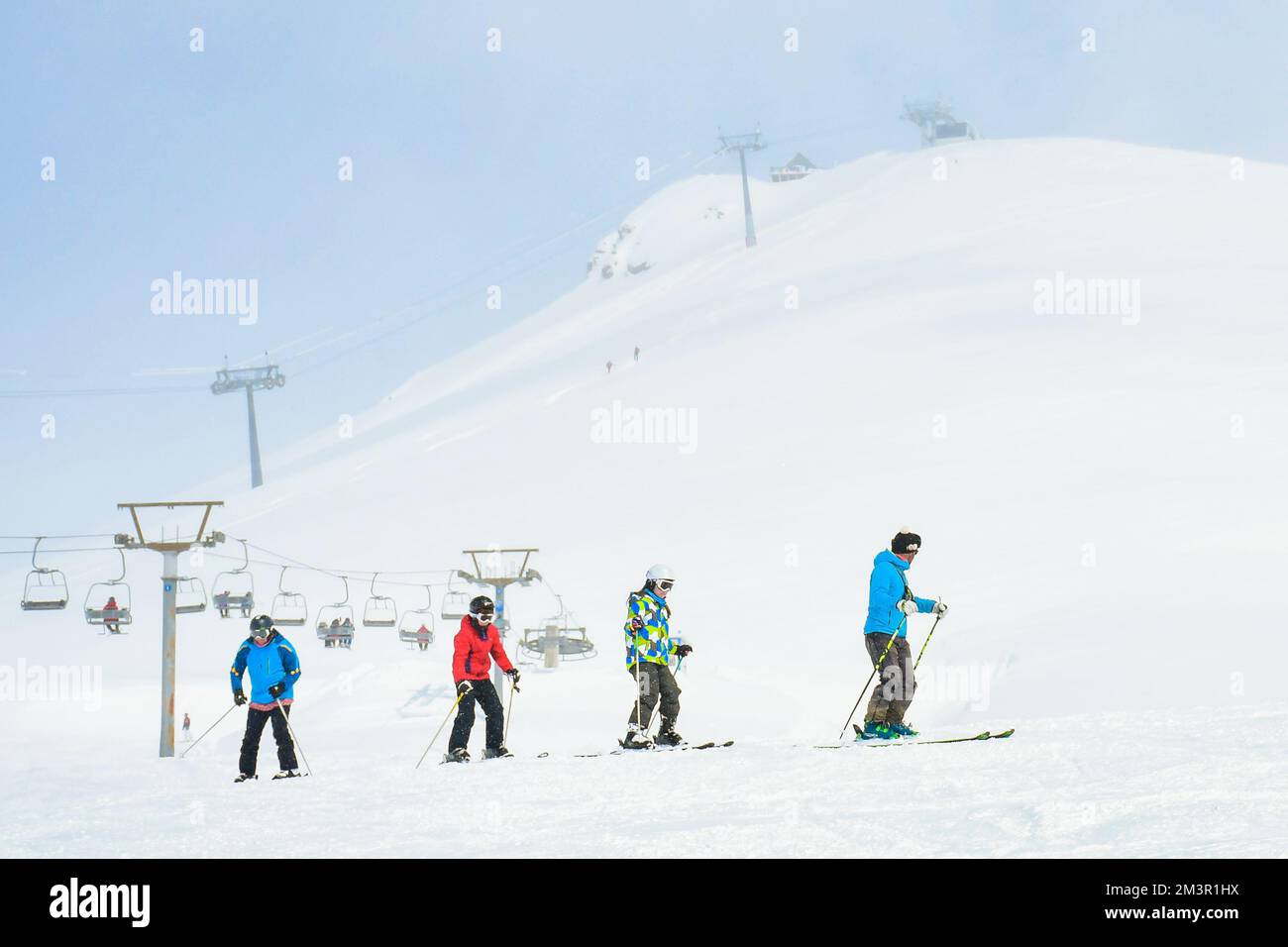 Gudauri, Georgia - 24.. januar 2022: Weißer Skilehrer, der Skifamilie zwei Kinder und Vater Anfänger im Skigebiet Gudauri unterrichtet. Stockfoto