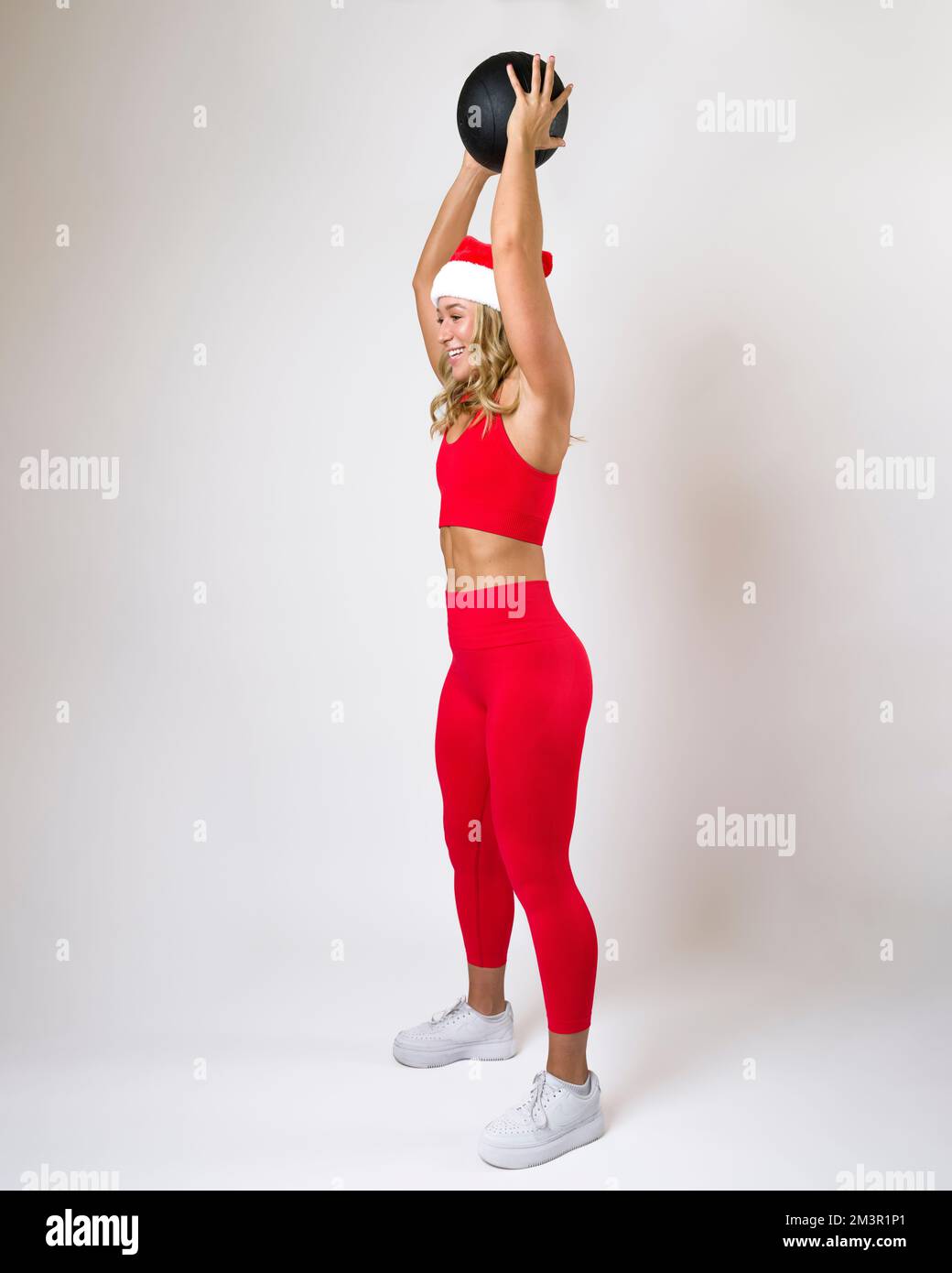 Fit Young Woman in Christmas Holiday Outfit Medizin Ball Workout Stockfoto