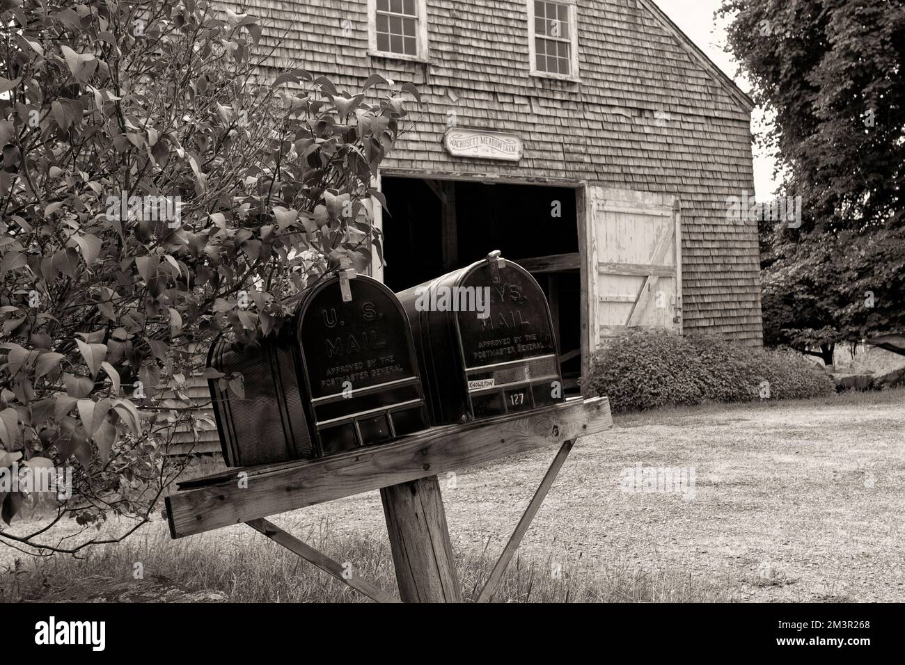 Eine alte Scheune und ländliche Briefkästen in Princeton, Massachusetts Stockfoto