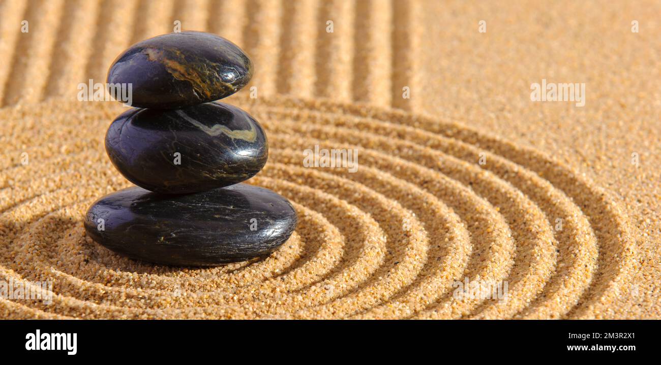 Japanischer Zen-Garten mit Stein in strukturiertem Sand Stockfoto