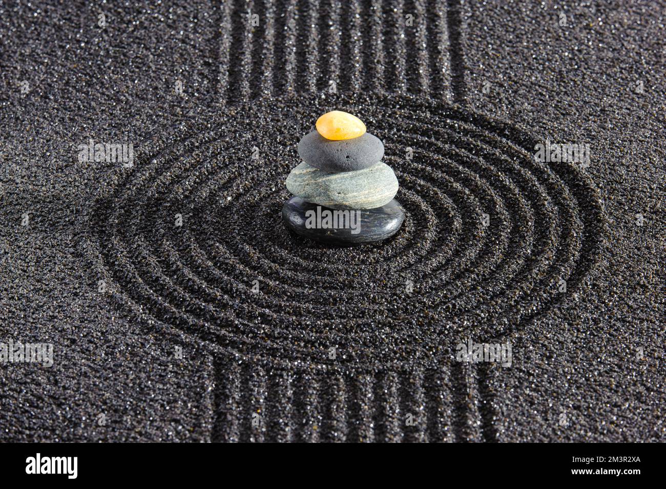 Japanischer Zen-Garten mit Stein in strukturiertem Sand Stockfoto