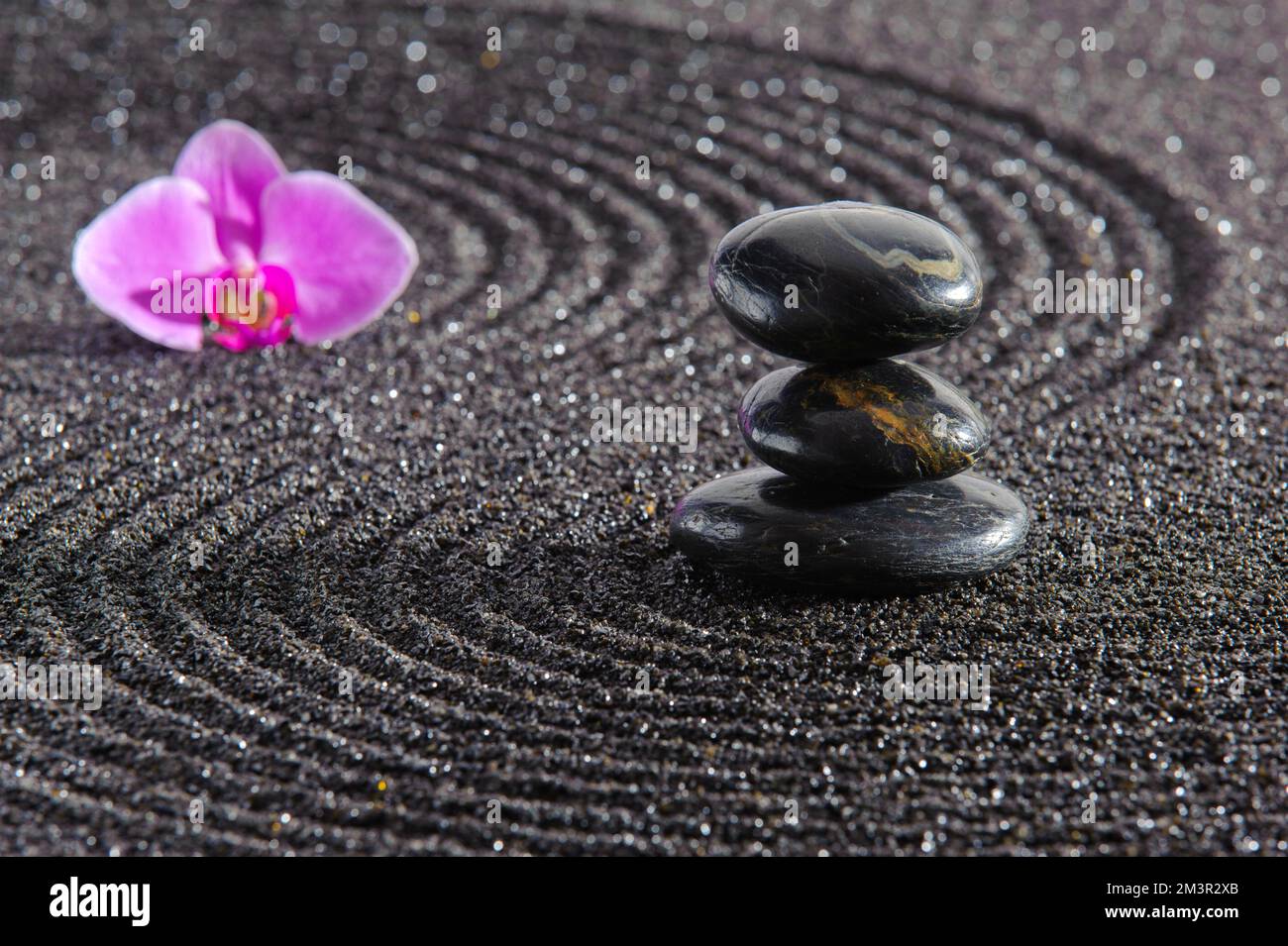 Japanischer Zen-Garten mit Stein in strukturiertem Sand Stockfoto