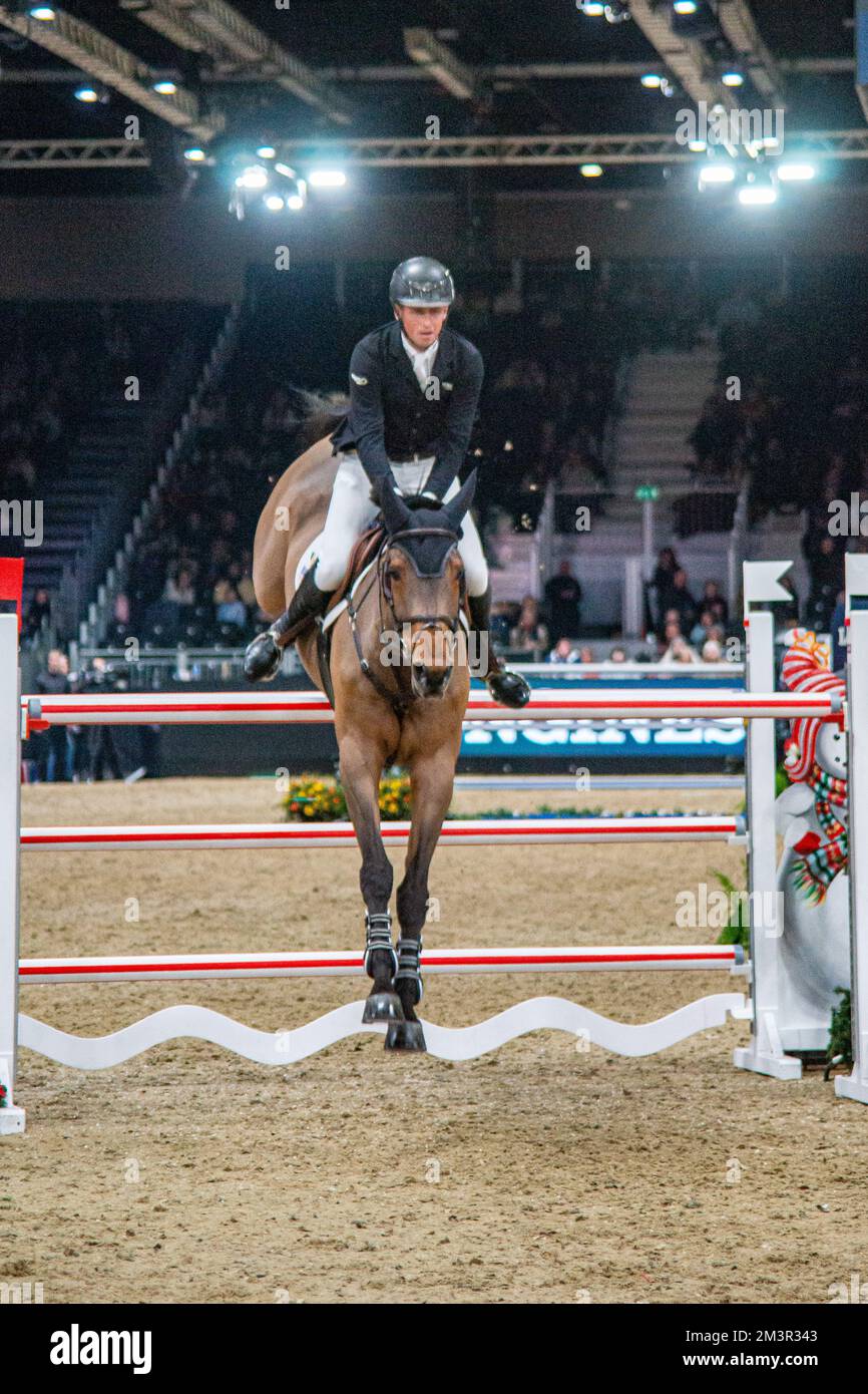 16.. Dezember 2022 London, Großbritannien. London International Horse Show Excel Champagner Taittinger Ivy Stakes. Tisch A FEI Art 238.2.2 mit Sprung aus. Trevor Breen. Erster Harry Charles auf Billabong du Roumois GBR, zweiter Conor Swail auf Count Me bei IRL, Dritter Jack Whitaker auf Equine America Valmy de Lande GBR. Auch mit Joseph Stockdale, Jodie Hall McAteer und Shane Breen. Anerkennung Peter Hogan/ALAMY Stockfoto