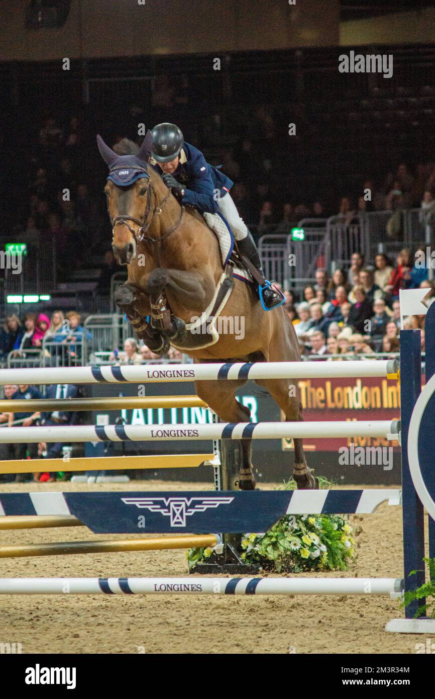 16.. Dezember 2022 London, Großbritannien. London International Horse Show Excel Champagner Taittinger Ivy Stakes. Tisch A FEI Art 238.2.2 mit Sprung aus. John Whitaker First Harry Charles auf Billabong du Roumois GBR, Second Conor Swail auf Count Me in IRL, Third Jack Whitaker auf Equine America Valmy de Lande GBR. Auch mit Joseph Stockdale, Jodie Hall McAteer und Shane Breen. Anerkennung Peter Hogan/ALAMY Stockfoto