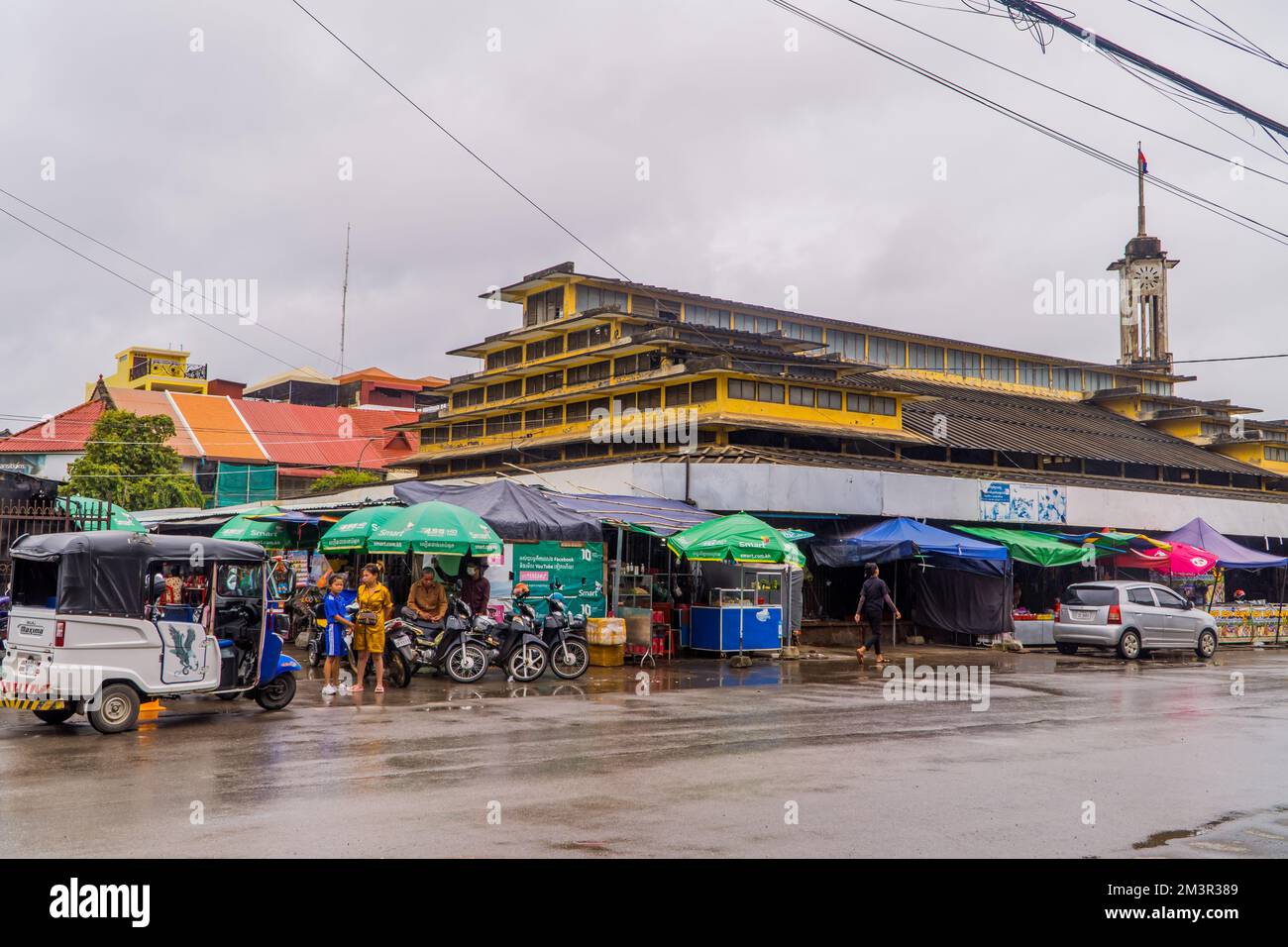 Blick auf die Straße mit dem zentralen Markt von Battambang, Kambodscha Stockfoto