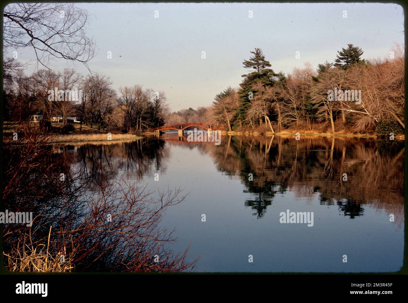 Rte. 27 Charles River an der Medfield-Sherborn-Grenze. Potenzieller Erholungsbereich: Außerhalb der RT. 16 Natick, Flüsse, Wälder, Brücken. Fotos von Ernst Halberstadt Stockfoto