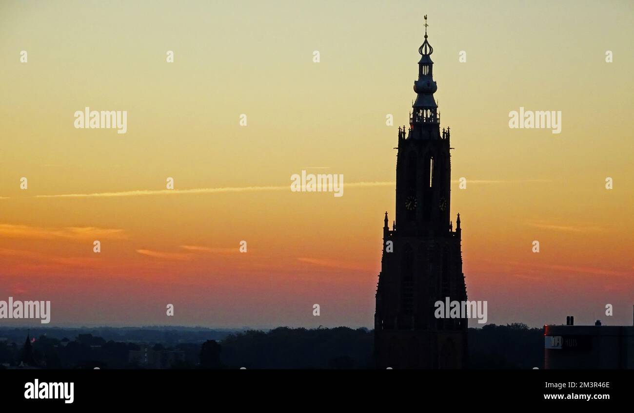 Silhouette des berühmten „Onze-Lieve-Vrouwetoren“ (Turm unserer Dame) bei Sonnenuntergang in Amersfoort, Niederlande Stockfoto