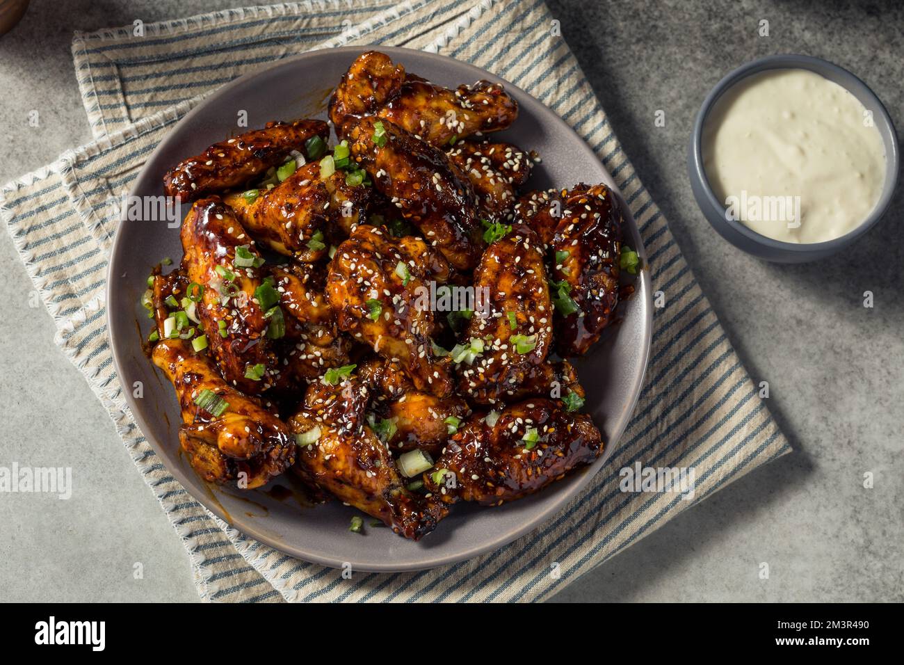 Hausgemachte asiatische Chili Crunch Chicken Wings mit Sesamsamen Stockfoto