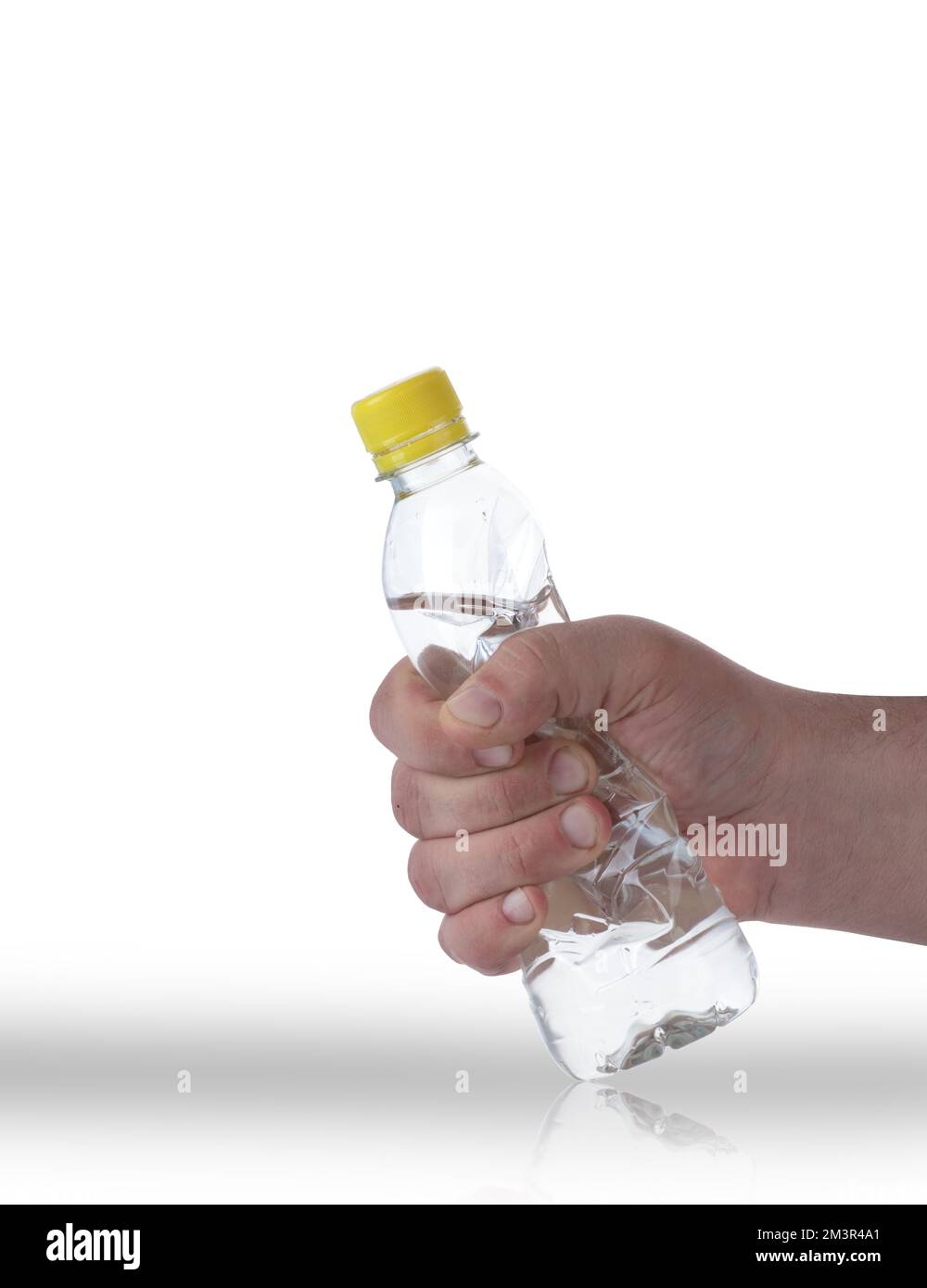 Kleine handisolierte Wasserflasche aus zerdrücktem Kunststoff auf weißem Hintergrund Stockfoto