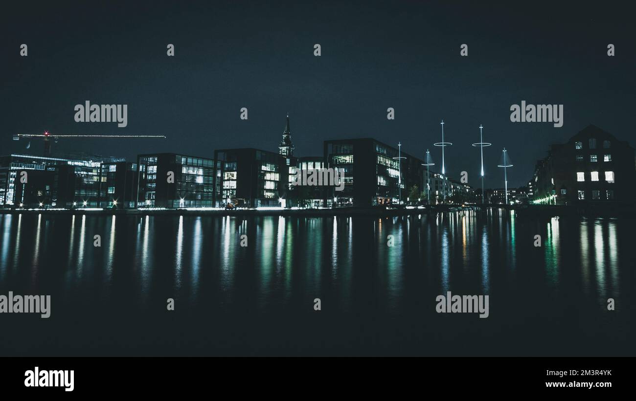 Gebäude am Wasser bei Nacht Stockfoto