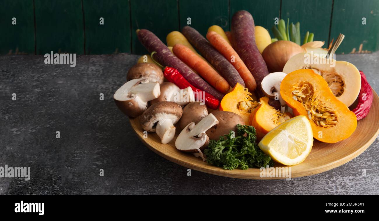 Ernte von Gemüse der Saison auf dem Tisch in rustikalem Stil, gesunder Lebensweise Stockfoto