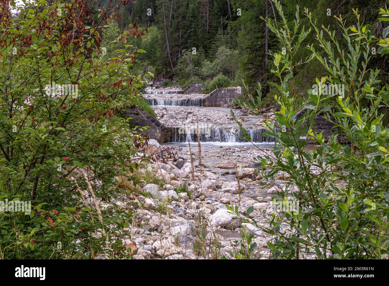 Ruhiger Bergbach in den alpen des italienischen Alta Badia Stockfoto