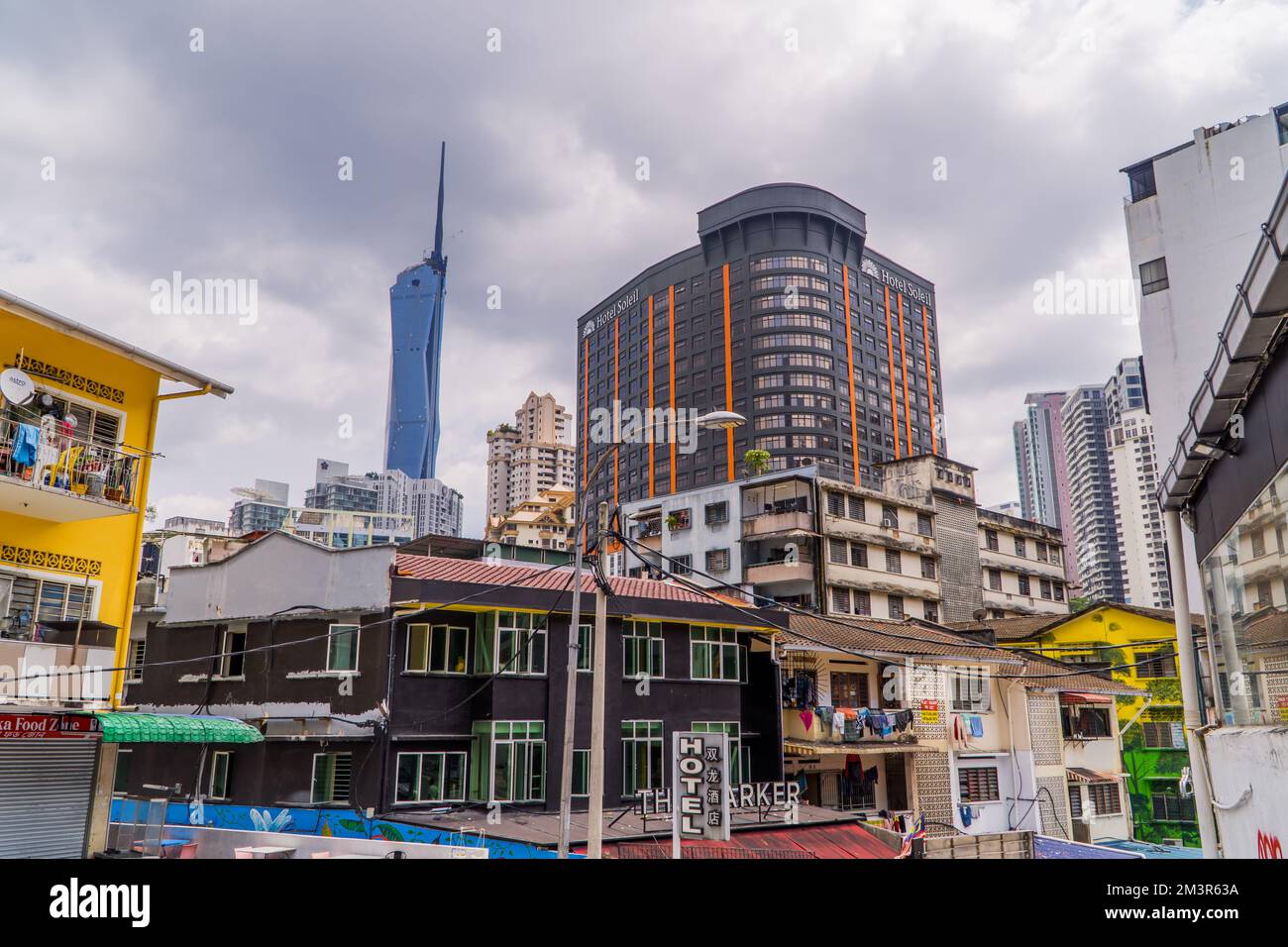 Ein niedriger Winkel des Merdeka 118-Turms, von den Petronas Towers, Kuala Lumpur, Malaysia aus gesehen Stockfoto