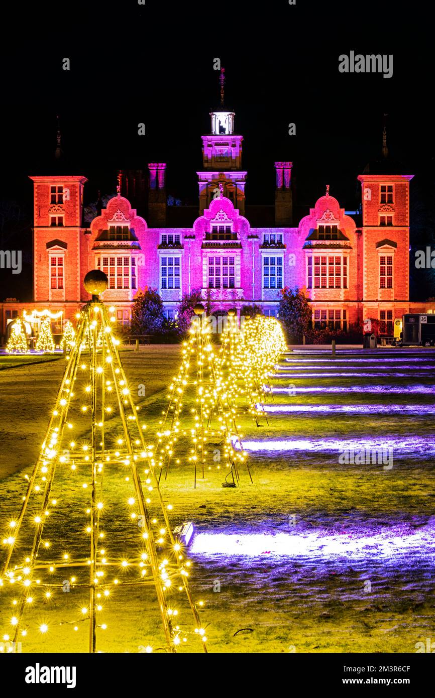 Blickling Hall zu Weihnachten mit Weihnachtsbäumen, Weihnachtslichtern und Schnee, Blickling, Norfolk, Großbritannien Stockfoto